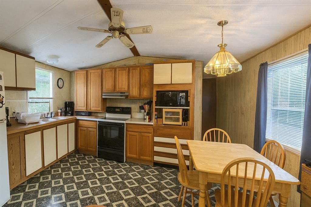 Active With Contract: $124,999 (3 beds, 2 baths, 924 Square Feet)