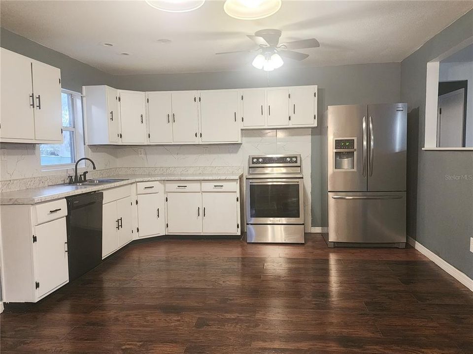 На продажу: $387,000 (3 спален, 2 ванн, 1936 Квадратных фут)