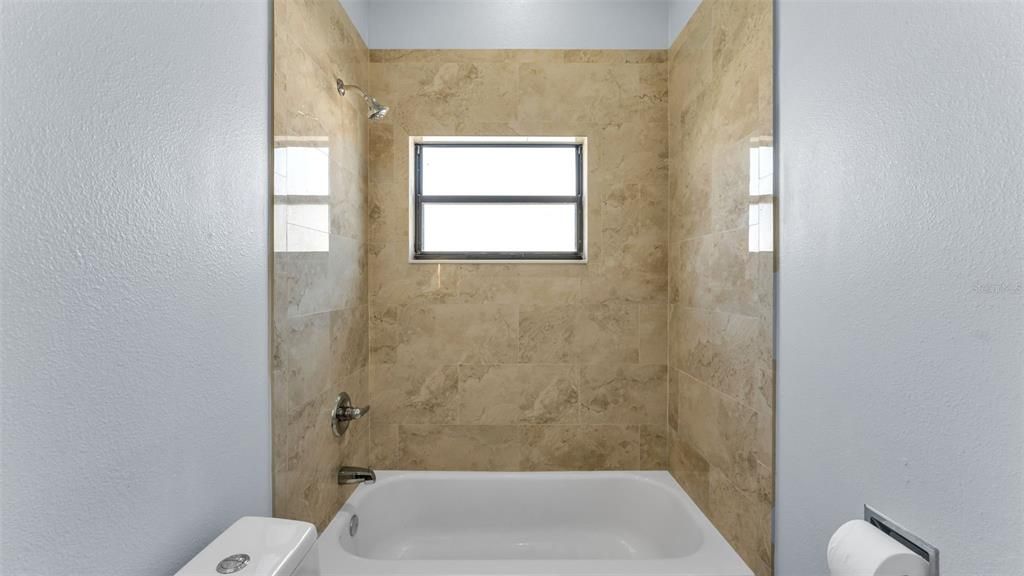 En Venta: $300,000 (3 camas, 2 baños, 1645 Pies cuadrados)