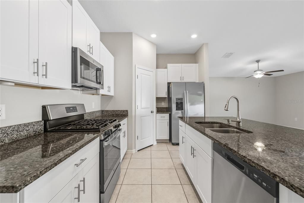 На продажу: $307,000 (3 спален, 3 ванн, 1555 Квадратных фут)