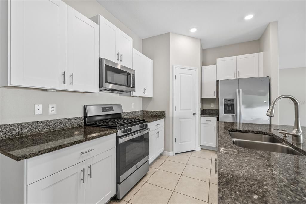 На продажу: $307,000 (3 спален, 3 ванн, 1555 Квадратных фут)