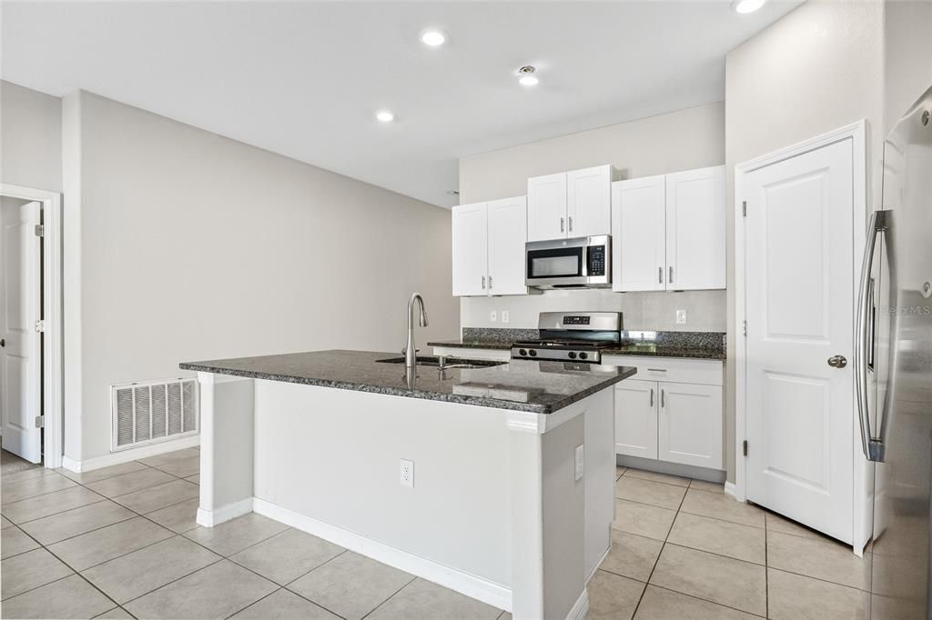 На продажу: $307,000 (3 спален, 3 ванн, 1555 Квадратных фут)