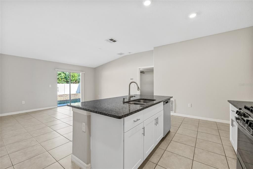 На продажу: $307,000 (3 спален, 3 ванн, 1555 Квадратных фут)