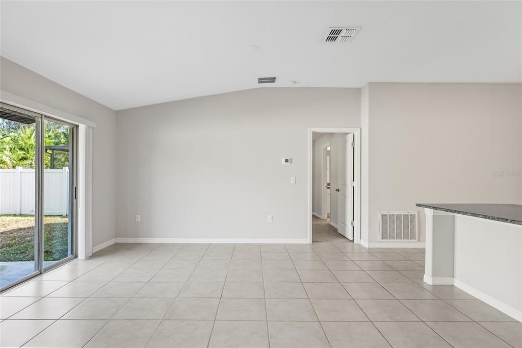 На продажу: $307,000 (3 спален, 3 ванн, 1555 Квадратных фут)