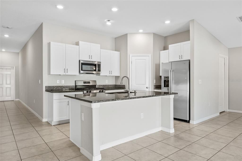 На продажу: $307,000 (3 спален, 3 ванн, 1555 Квадратных фут)