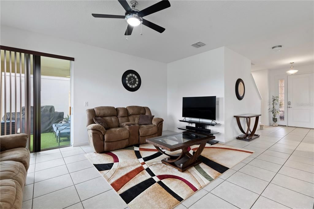 出租: $2,400 (4 贝兹, 3 浴室, 2429 平方英尺)