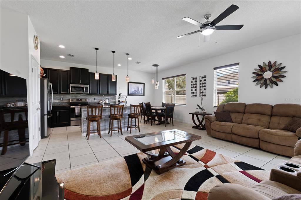 出租: $2,400 (4 贝兹, 3 浴室, 2429 平方英尺)