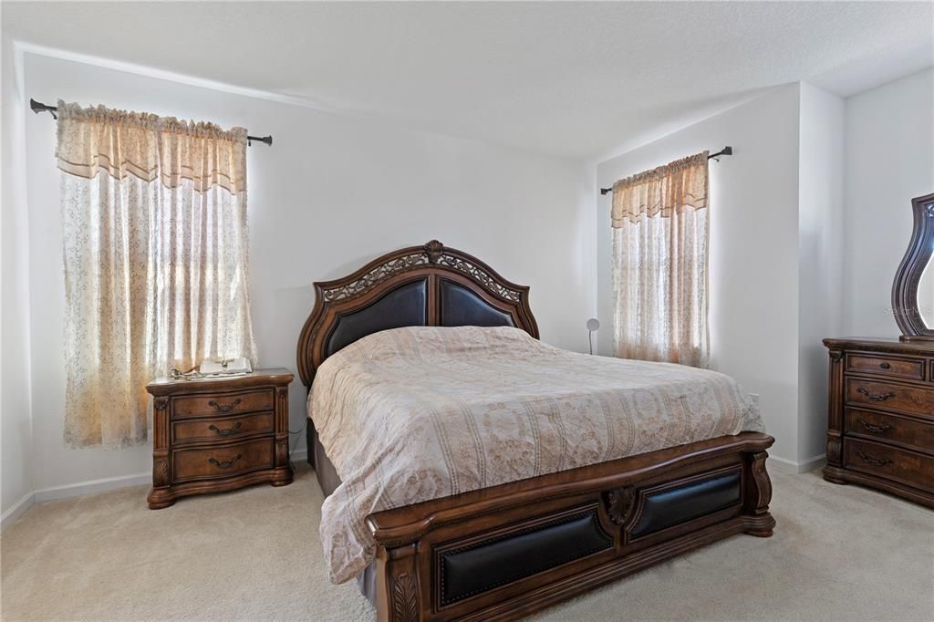 出租: $2,400 (4 贝兹, 3 浴室, 2429 平方英尺)