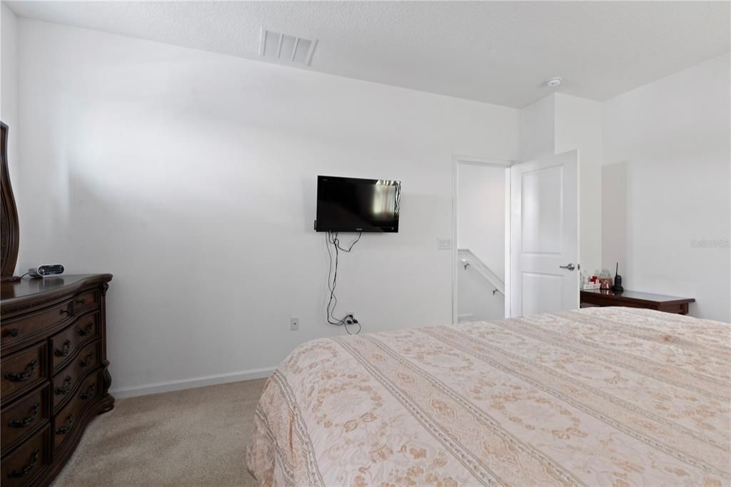 出租: $2,400 (4 贝兹, 3 浴室, 2429 平方英尺)