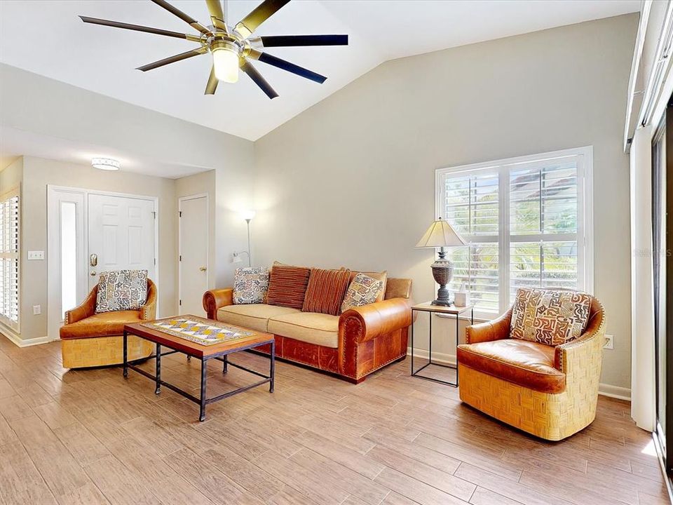 待售: $259,900 (2 贝兹, 2 浴室, 1226 平方英尺)