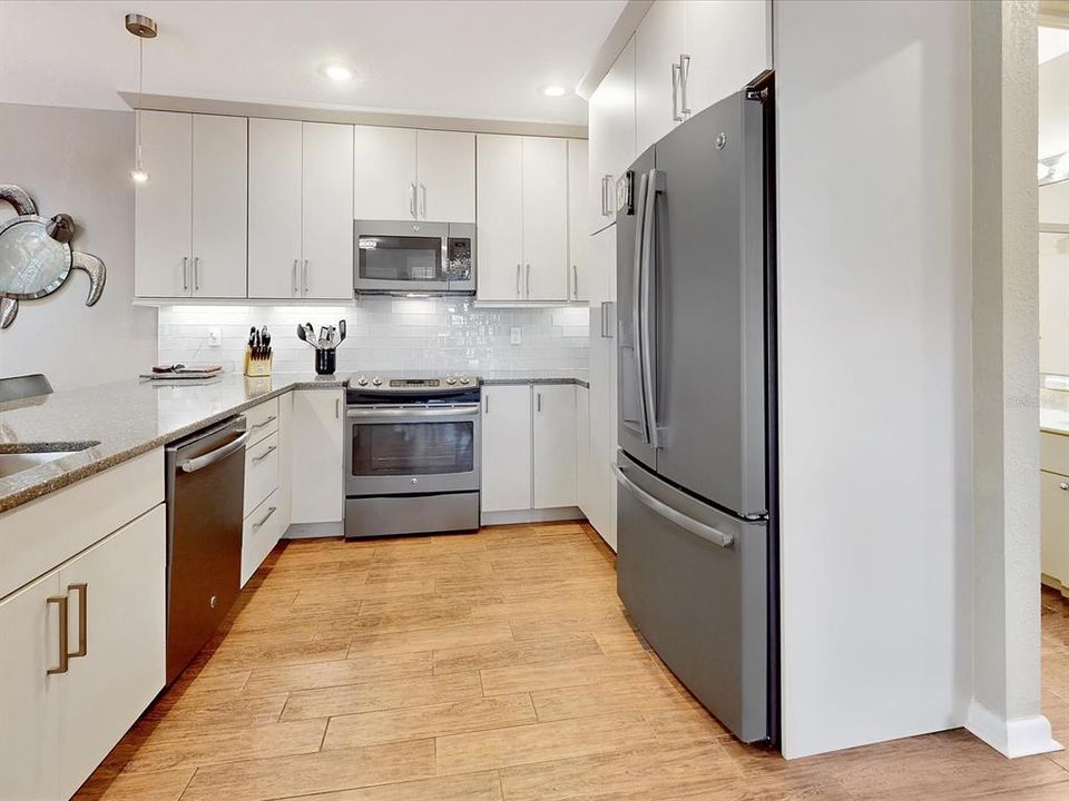 待售: $259,900 (2 贝兹, 2 浴室, 1226 平方英尺)