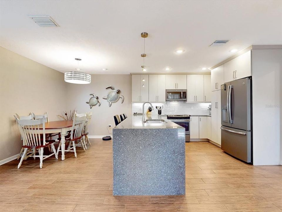 待售: $259,900 (2 贝兹, 2 浴室, 1226 平方英尺)