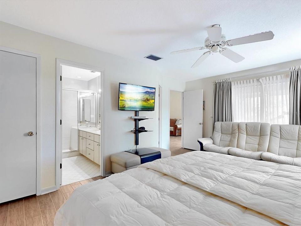 待售: $259,900 (2 贝兹, 2 浴室, 1226 平方英尺)