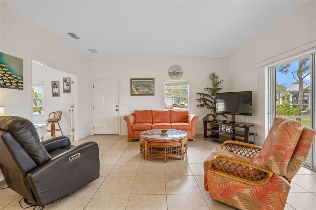 На продажу: $275,000 (2 спален, 2 ванн, 1306 Квадратных фут)