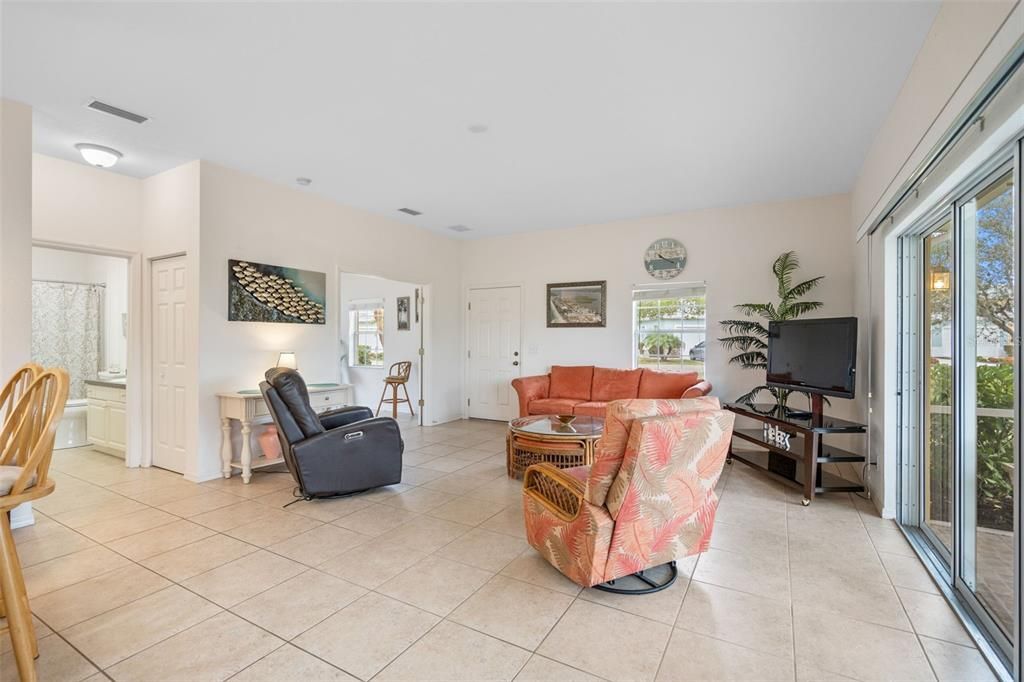 На продажу: $275,000 (2 спален, 2 ванн, 1306 Квадратных фут)