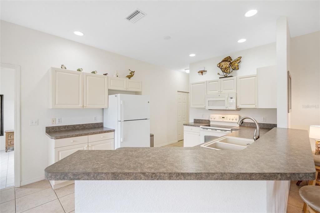 На продажу: $275,000 (2 спален, 2 ванн, 1306 Квадратных фут)