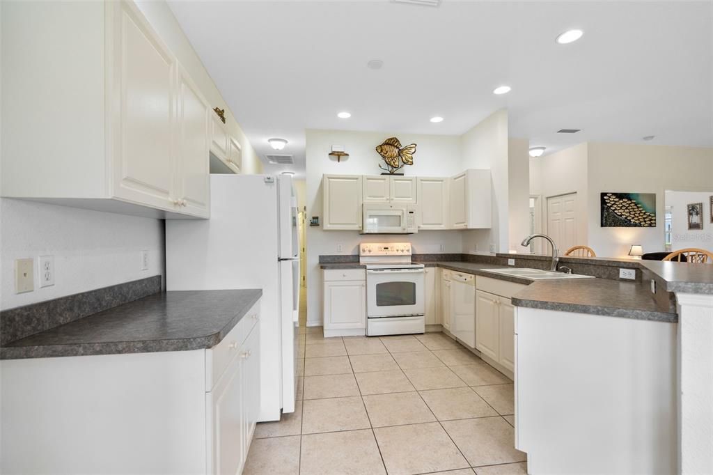 На продажу: $275,000 (2 спален, 2 ванн, 1306 Квадратных фут)