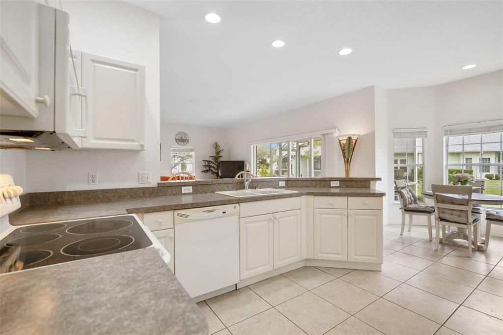 На продажу: $275,000 (2 спален, 2 ванн, 1306 Квадратных фут)