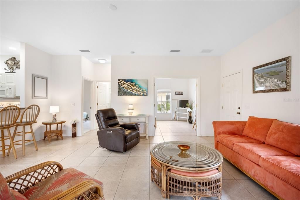 На продажу: $275,000 (2 спален, 2 ванн, 1306 Квадратных фут)