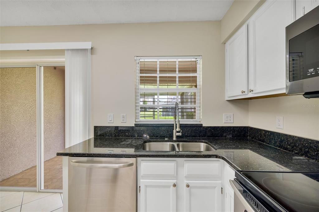 待售: $230,000 (2 贝兹, 2 浴室, 1396 平方英尺)