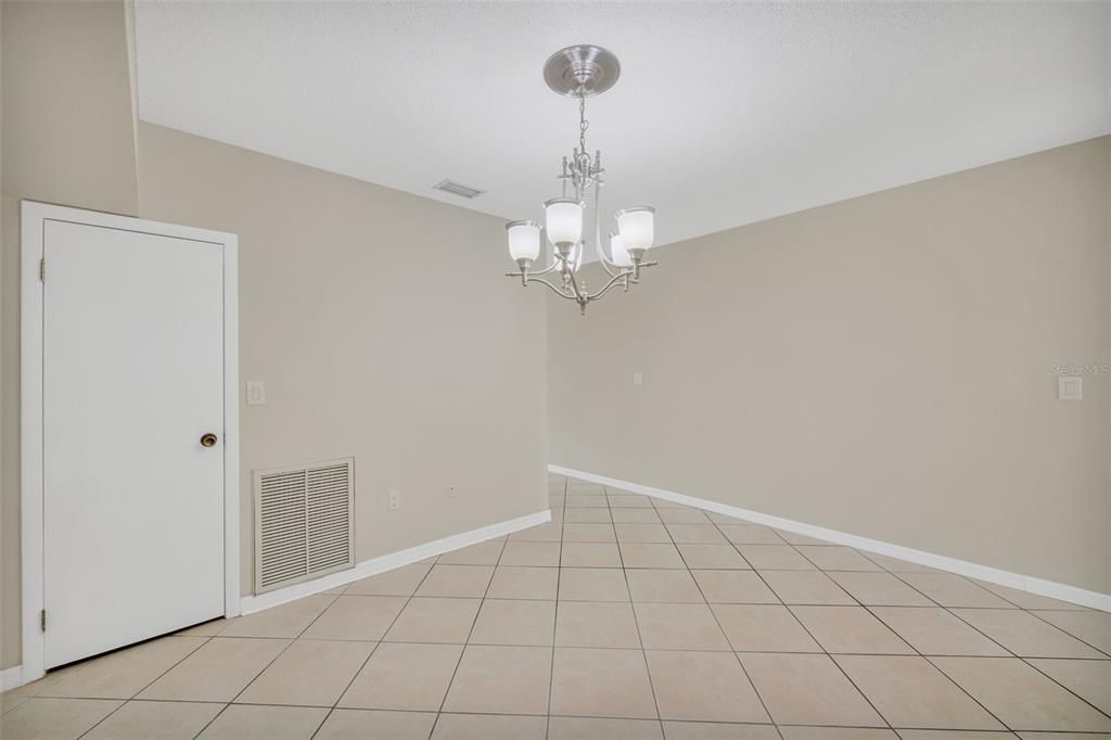 待售: $230,000 (2 贝兹, 2 浴室, 1396 平方英尺)