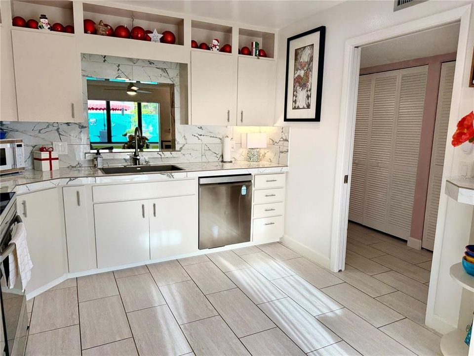 На продажу: $375,000 (2 спален, 2 ванн, 1728 Квадратных фут)