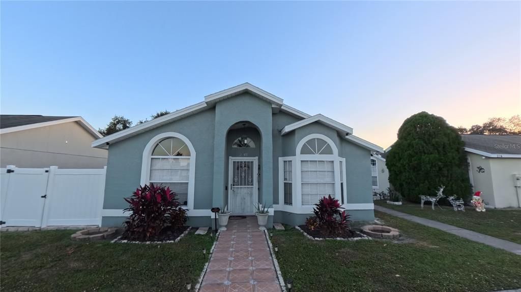 For Sale: $275,000 (4 beds, 2 baths, 1265 Square Feet)