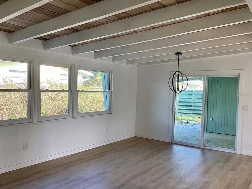 Active With Contract: $250,000 (3 beds, 1 baths, 1114 Square Feet)