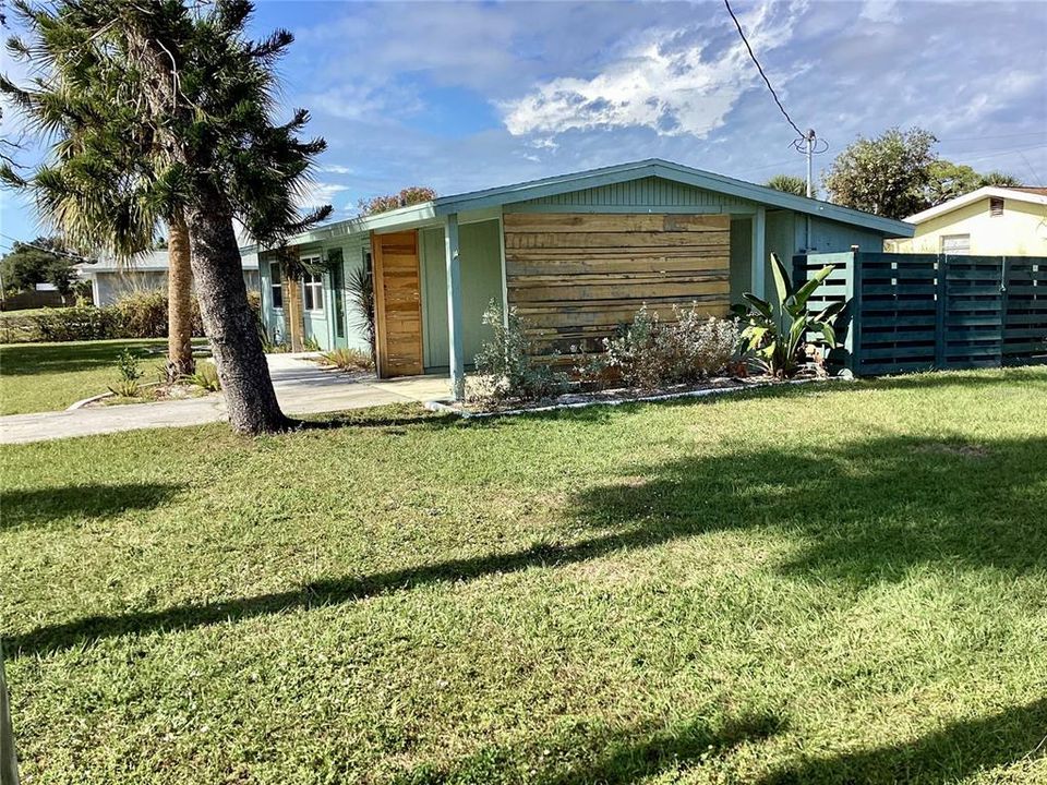 Active With Contract: $250,000 (3 beds, 1 baths, 1114 Square Feet)