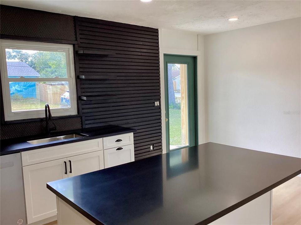 Active With Contract: $250,000 (3 beds, 1 baths, 1114 Square Feet)