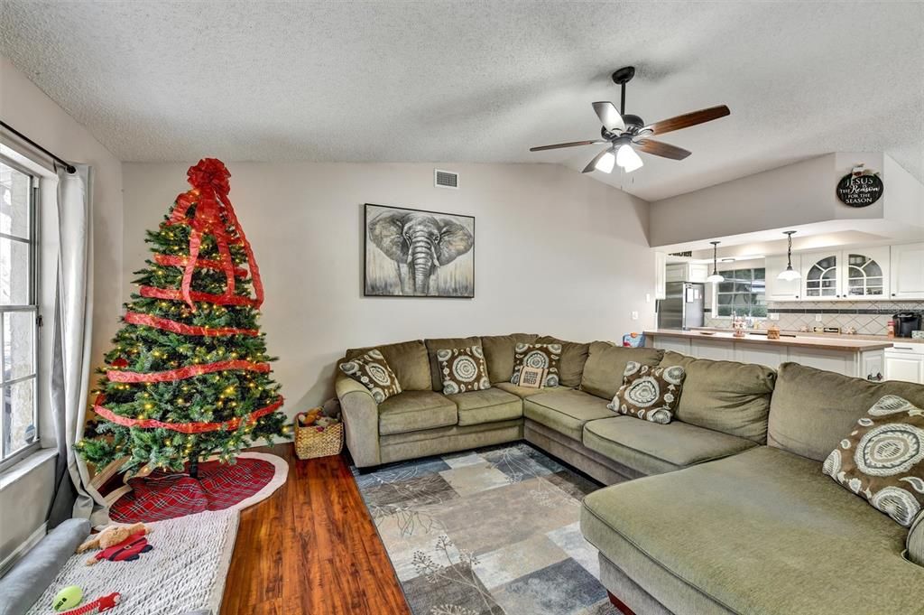 En Venta: $362,000 (3 camas, 2 baños, 1350 Pies cuadrados)