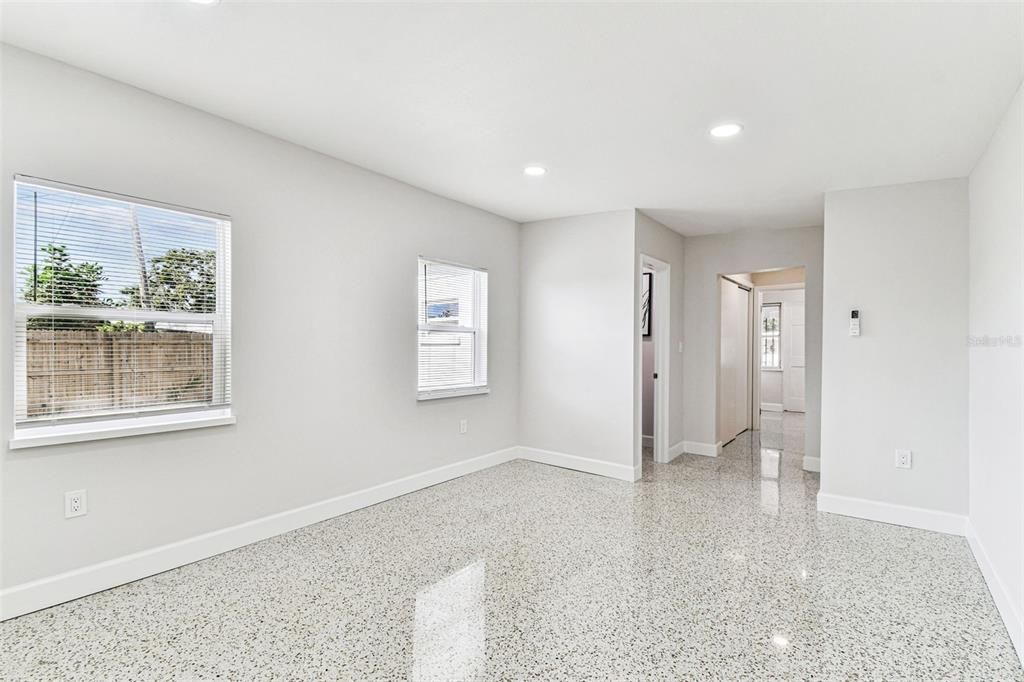 待售: $425,000 (3 贝兹, 1 浴室, 1204 平方英尺)