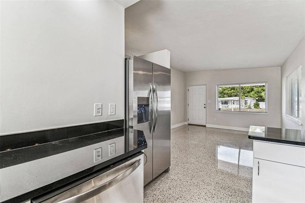 待售: $425,000 (3 贝兹, 1 浴室, 1204 平方英尺)