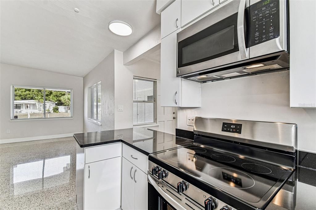 待售: $425,000 (3 贝兹, 1 浴室, 1204 平方英尺)