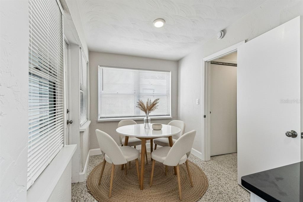 待售: $425,000 (3 贝兹, 1 浴室, 1204 平方英尺)