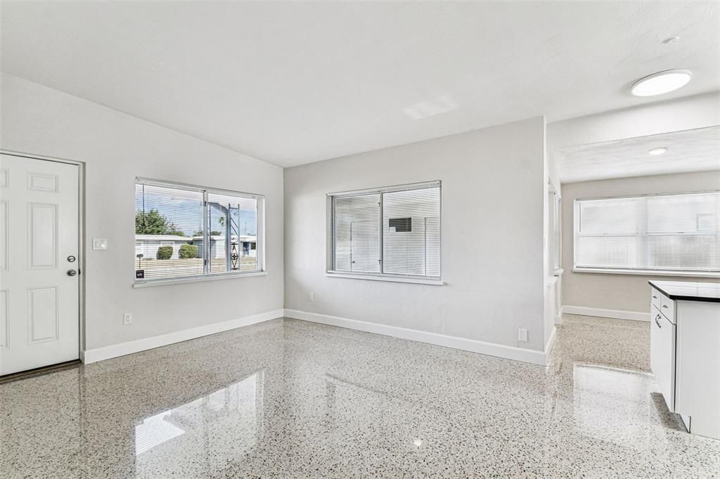 待售: $425,000 (3 贝兹, 1 浴室, 1204 平方英尺)