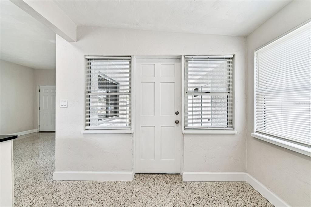 待售: $425,000 (3 贝兹, 1 浴室, 1204 平方英尺)