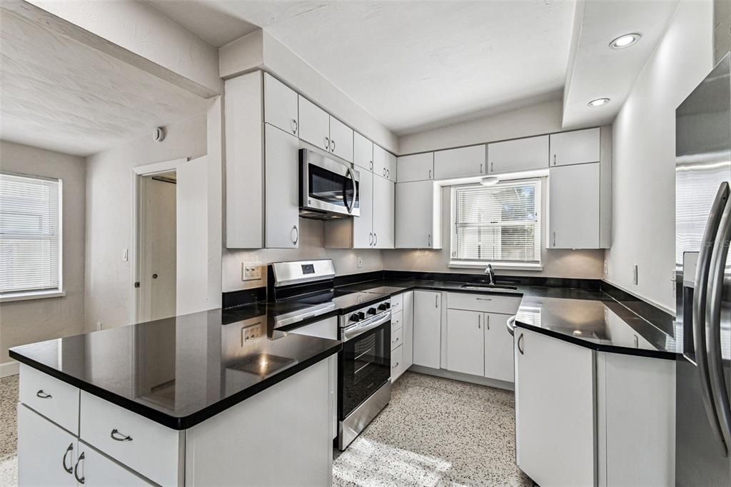 待售: $425,000 (3 贝兹, 1 浴室, 1204 平方英尺)