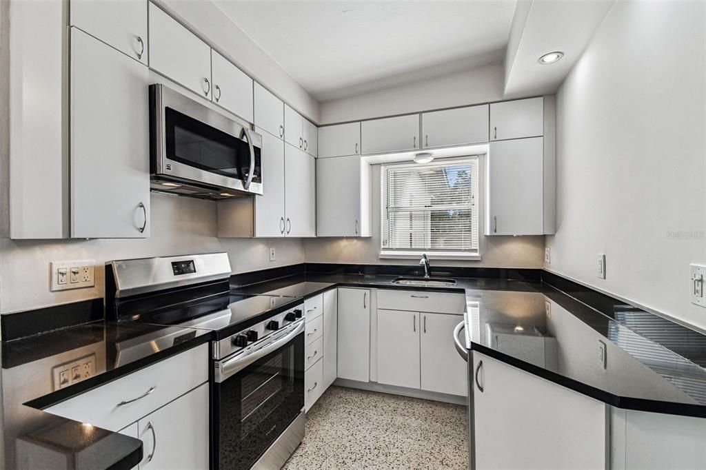 待售: $425,000 (3 贝兹, 1 浴室, 1204 平方英尺)