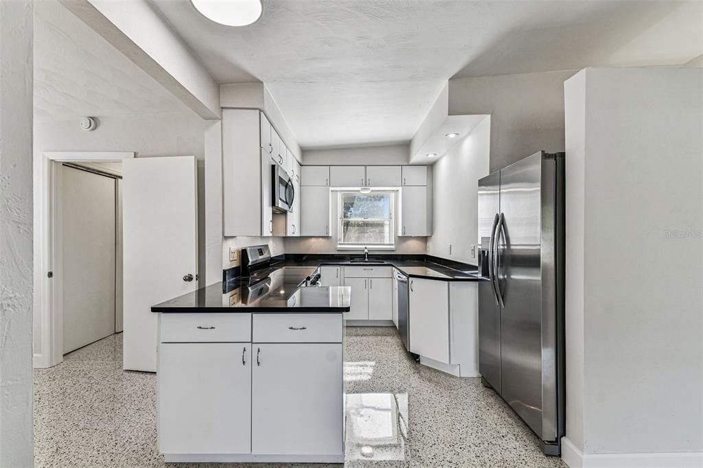 待售: $425,000 (3 贝兹, 1 浴室, 1204 平方英尺)