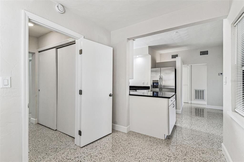 待售: $425,000 (3 贝兹, 1 浴室, 1204 平方英尺)