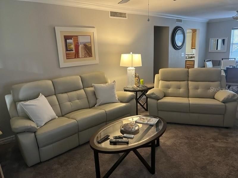 待售: $94,999 (1 贝兹, 1 浴室, 824 平方英尺)