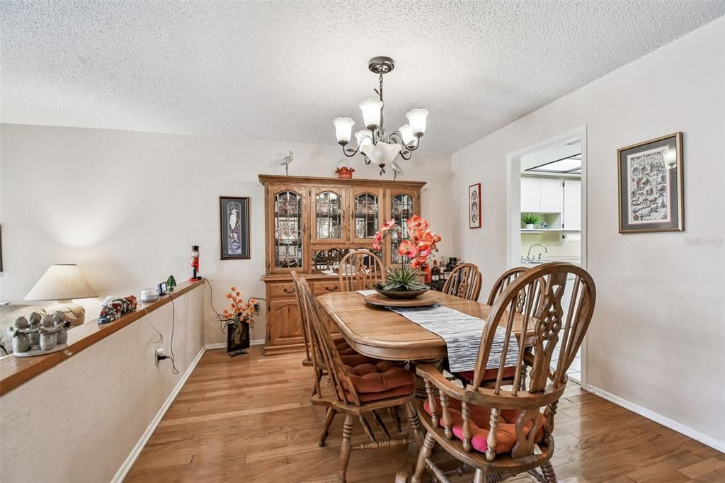 待售: $320,000 (2 贝兹, 2 浴室, 1335 平方英尺)