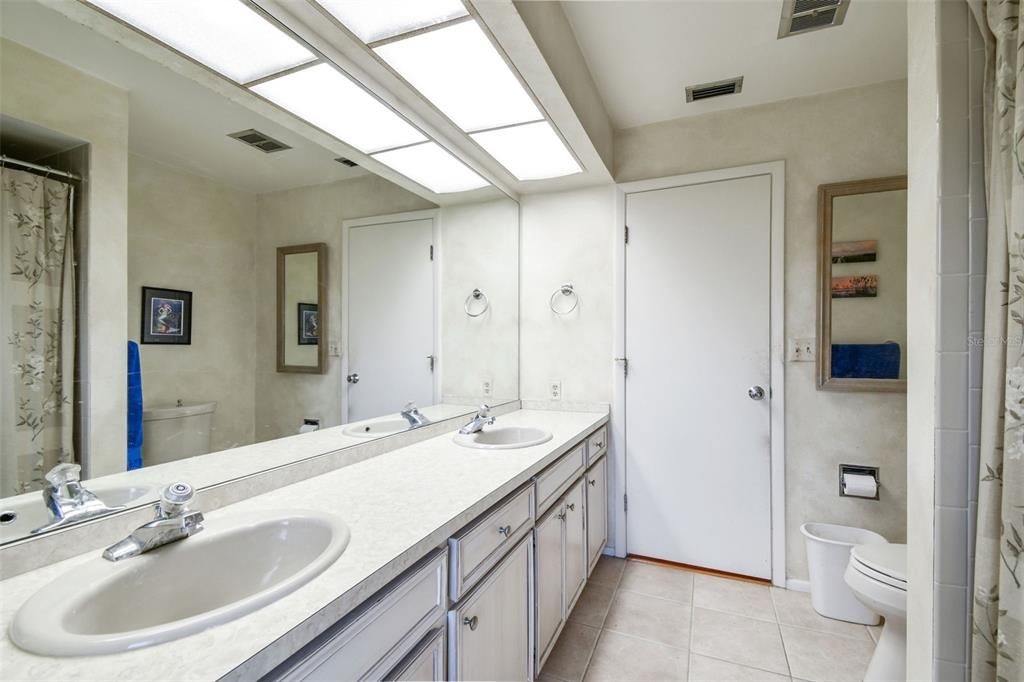 待售: $320,000 (2 贝兹, 2 浴室, 1335 平方英尺)