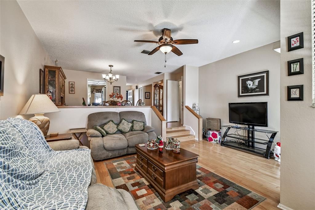 待售: $320,000 (2 贝兹, 2 浴室, 1335 平方英尺)