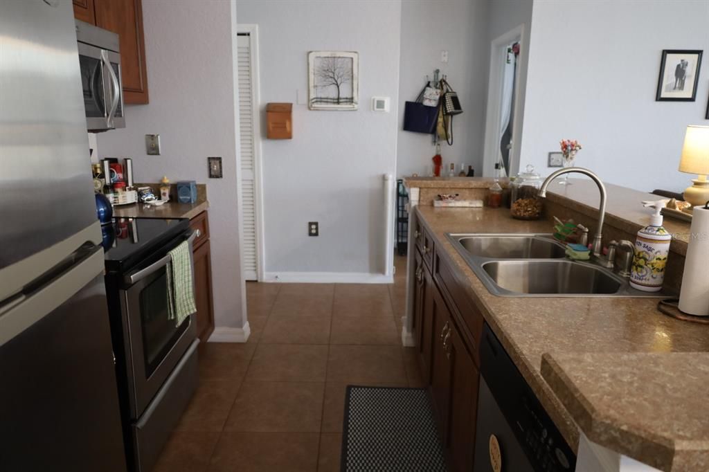 待售: $185,000 (1 贝兹, 1 浴室, 707 平方英尺)