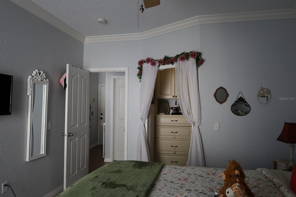 待售: $185,000 (1 贝兹, 1 浴室, 707 平方英尺)