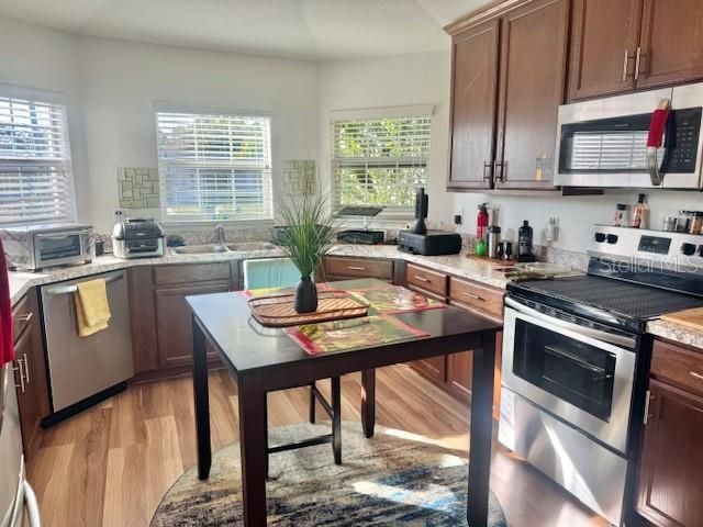 На продажу: $280,000 (4 спален, 2 ванн, 1824 Квадратных фут)