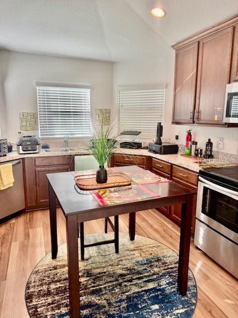 На продажу: $280,000 (4 спален, 2 ванн, 1824 Квадратных фут)