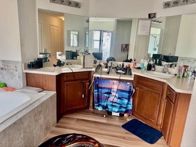 На продажу: $280,000 (4 спален, 2 ванн, 1824 Квадратных фут)